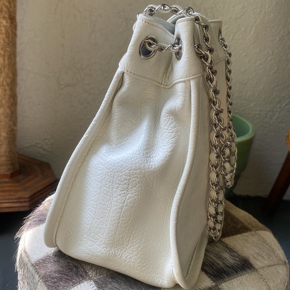 Vintage Chanel White Leather Shoulder Chain Bag - Picture 4 of 17